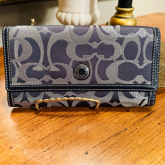 Coach Handbags - 🛍️🛍️ AUTH COACH WALLET - SLATE BLUE / GRAY
GREAT CONDITION 💛